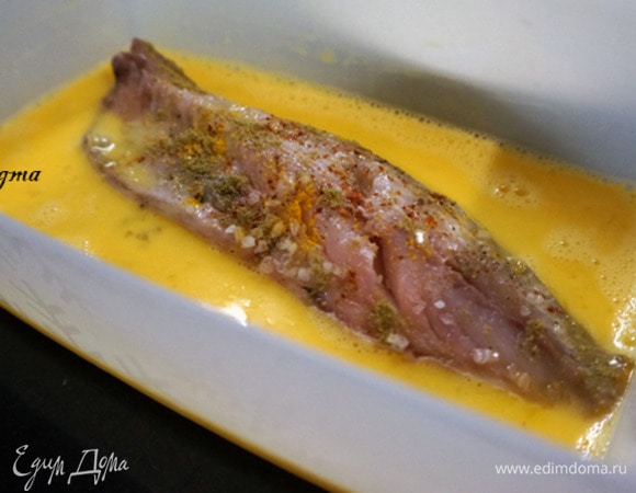 Каждое филе обмакнуть в яйцо.