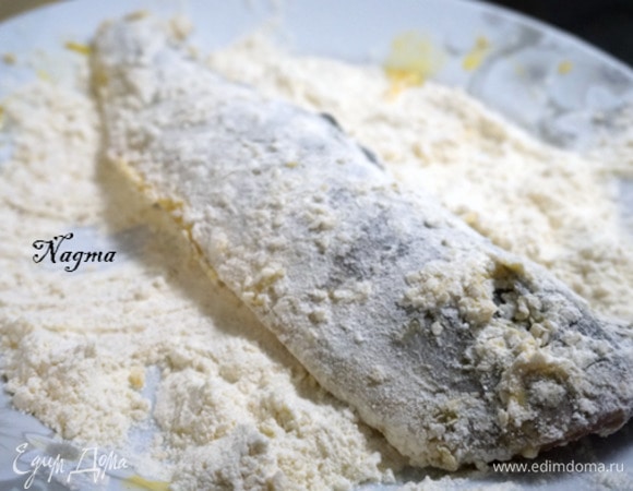 Затем обвалять в муке с кунжутом.