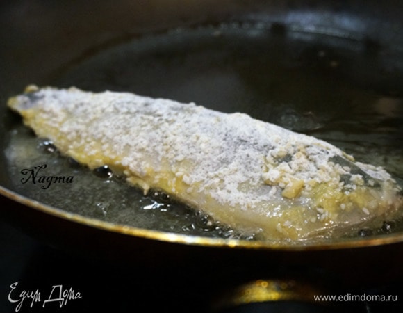 Разогреть растительное масло на сковороде, положить филе.