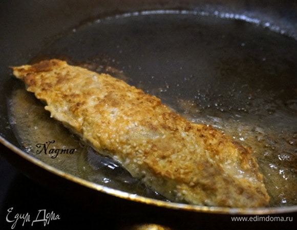 Обжарить рыбу на среднем огне с каждой стороны до образования румяной корочки.