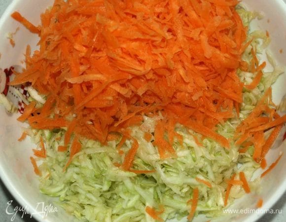 Подготовленные кабачки и морковь натереть на крупной терке. Хорошо отжать от лишнего сока. Сок использовать для полезного смузи или коктейля.