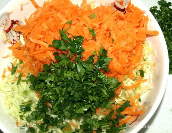 Петрушку мелко порубить и добавить к овощам. Добавить соль, перец, орегано. Все хорошо перемешать.