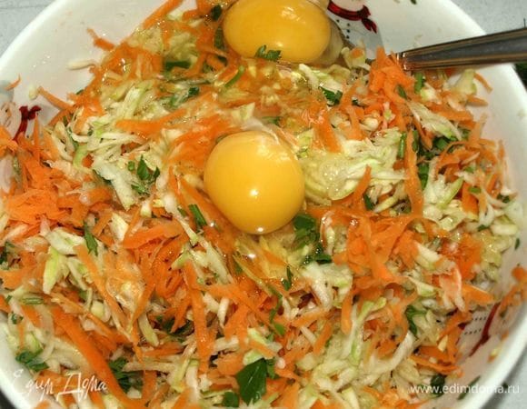 Добавить два яйца и перемешать.