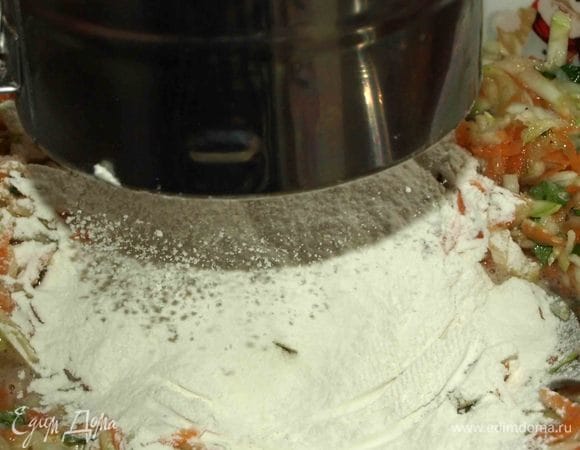 Добавить просеянную муку.