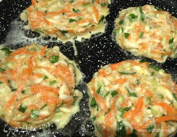 Жарим оладьи с двух сторон до готовности. Каждый раз, перед тем как выкладывать оладьи на сковороду, тесто надо перемешивать.