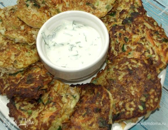 Готовые оладьи выкладываем на тарелку. Можно подать с любым соусом. У меня сметана с зеленью.