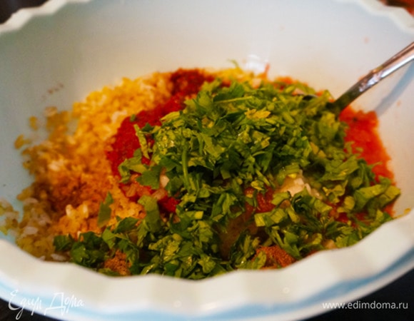 Рис и булгур промыть холодной водой. Положить в глубокую миску. Добавить мелко нарезанную петрушку, помидоры, измельченные в блендере или протертые на терке, лук, томатную пасту и специи по вкусу. Перемешать, добавить лимонный сок. Добавить оливковое масло (30–50 мл). Начинка готова.