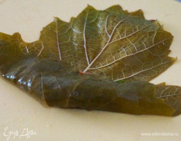 Подогнуть листья снизу.