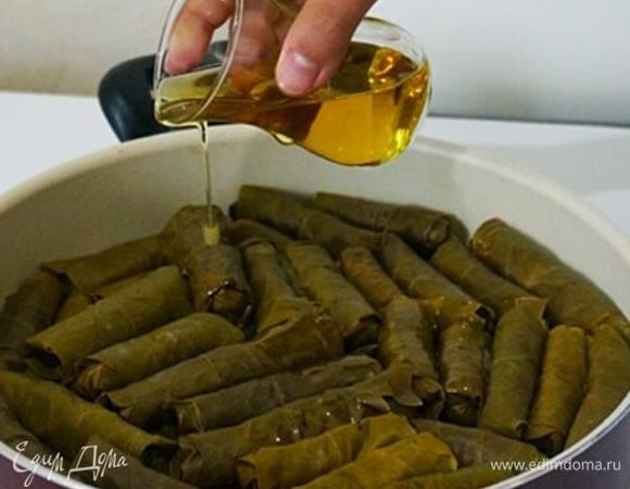 Посолить и добавить оливковое масло (3–4 столовых ложек будет достаточно).