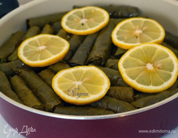 Сверху кладем кружочки лимона.