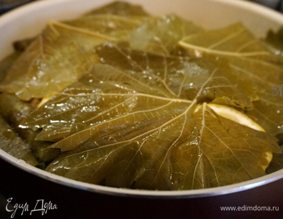 Накрыть виноградными листьями.