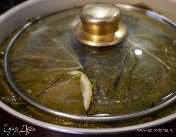 Затем налить воды так, чтобы она полностью покрыла всю сарму. Сверху прижать крышкой или тарелкой, чтобы сарма не всплывала. Накрыть кастрюлю крышкой и поставить на огонь. Как закипит, готовить на медленном огне до полного испарения воды (примерно 1 час). Если чувствуете, что воды слишком много, то можно огонь усилить и приоткрыть крышку. Если видите, что воды не хватает, то немного долить.