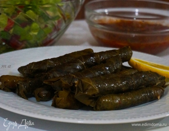 Готовую сарму аккуратно переложить на сервировочное блюдо и подавать к столу. Очень вкусно с йогуртом (положить йогурт в глубокую тарелку, добавить мелко нарезанную зелень укропа, петрушки, посолить по вкусу и добавить мелко нарезанный чеснок. Или же с лимоном и оливковым маслом. Перемешать).