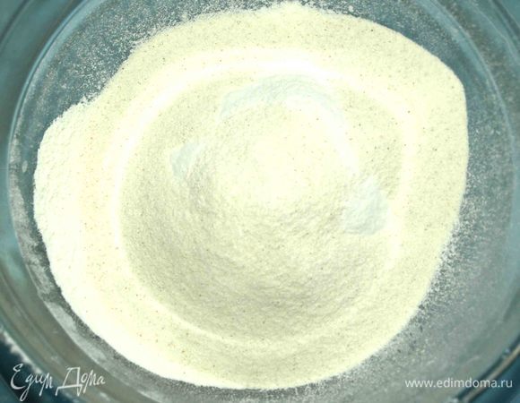 Муку просеять, соединить с манной крупой.