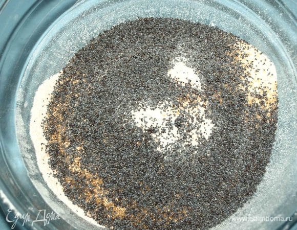 Добавить дрожжи, мак, соль, сахар. Перемешать.