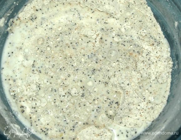 Добавить растительное масло, теплое молоко.