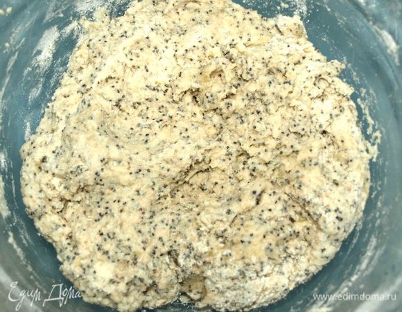 Ложкой замесить тесто. Тесто получится мягким и будет немного липнуть к рукам. Закрыть миску с тестом пищевой пленкой или полотенцем и убрать в теплое место на 1 час.