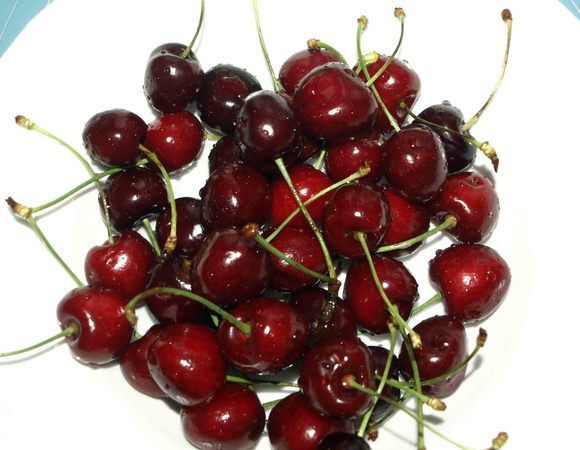 Черешню промыть, дать стечь воде, удалить плодоножки и косточки.