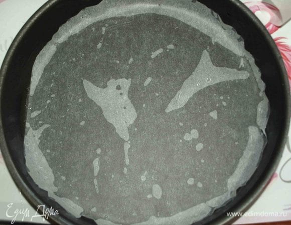 Форму для выпечки или противень смазать растительным маслом и выстелить пекарской бумагой. У меня форма для выпечки размером 26 см.