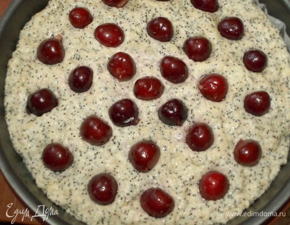 Распределяем по лепешке черешню. Ягоды вдавливаем в тесто. Накрываем полотенцем и даем постоять 20 минут. Через 20 минут отправляем лепешку в духовку, разогретую до 200°C, на 15–20 минут (ориентируемся на свою духовку).
