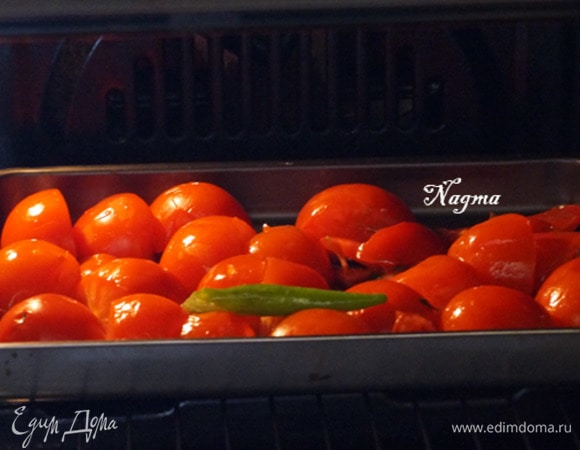 Разогреть духовку до 200°C. Поставить противень с помидорами под гриль на 15–20 минут.