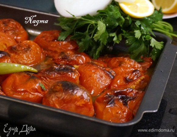 Помидоры и перец должны иметь почерневшие места. Достать противень из духовки, остудить помидоры и перец. Снять кожуру с помидоров и перца. Лук, зелень и чеснок нарезать.