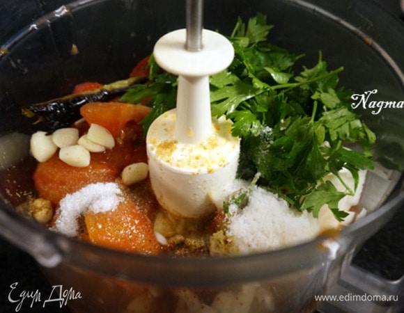 Положить в чашу блендера помидоры, перец, лук, чеснок, зелень петрушки или кинзы, добавить сок лимона, гранатовый соус, кумин, кориандр, перец алеппо (красный перец хлопьями), сахар, соль. Измельчить овощи в блендере. Консистенцию соуса можно регулировать на свой вкус, однако общая рекомендация — стараться не доводить соус до полной однородности. Попробуйте соус: если нужно, досолите, если соус вам кажется кисловатым, добавьте еще немного сахара. Отрегулируйте вкус согласно вашим предпочтениям.