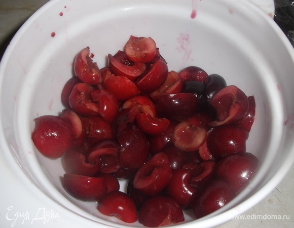 Черешню вымыть, удалить косточки, разрезать пополам.