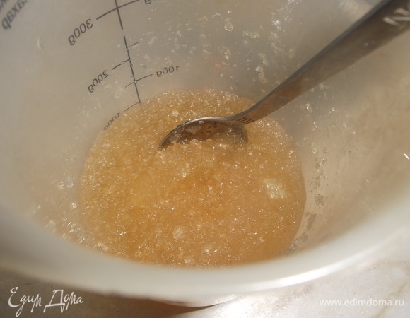 Желатин растворить в холодной воде и на водяной бане прогреть до полного растворения.