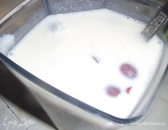 Кефир соединить с сахаром. Добавить черешню и желатин. Перемешать.