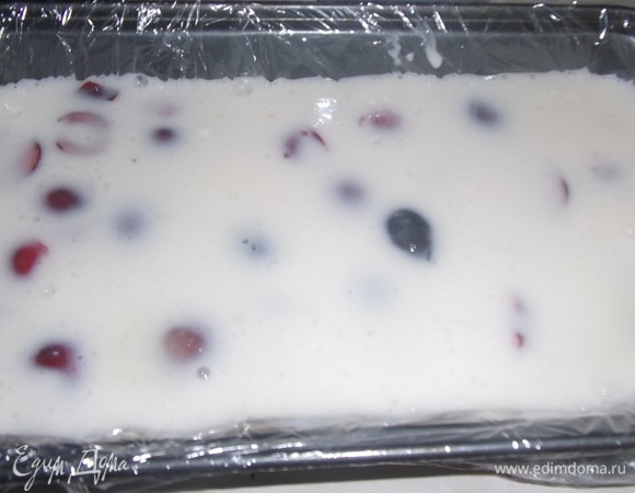 Залить в форму. Верх формы покрыть пищевой пленкой. Убрать в холодильник на 1–1,5 часа. Десерт готов.