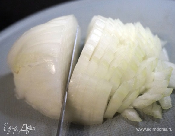 Лук мелко нарезать.