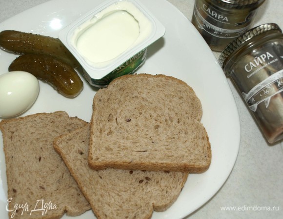 Подготовить продукты. Куриное яйцо отварить и остудить. Соль и перец добавлять по вкусу и по желанию. Я не использовала соль и перец.