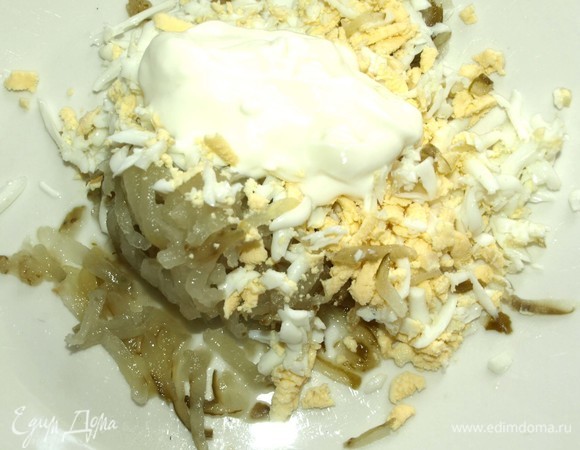 Огурец и яйцо измельчаем на терке. Добавляем 1 ст. л. йогурта. Перемешиваем.