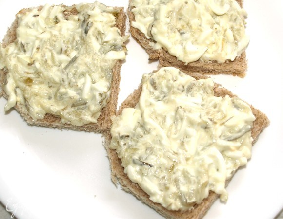 Намазать огуречно-яичной смесью хлеб.