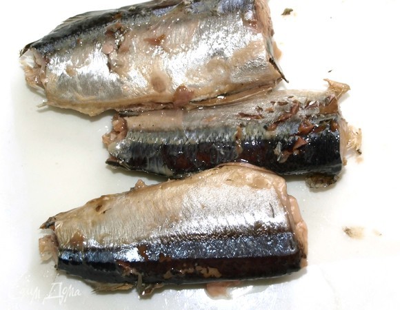 Извлекаем кусочки рыбы без масла (100 г). Измельчаем вилкой.