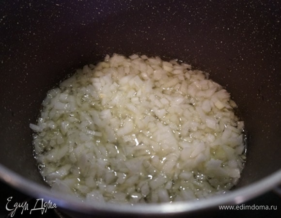 Разогреть в кастрюле растительное масло и добавить лук.