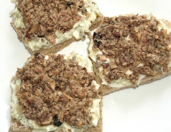 Намазываем сайру на огуречно-яичную смесь.