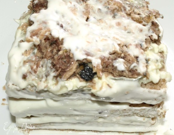 Укладываем куски хлеба друг на друга. Обмазываем бока йогуртом.