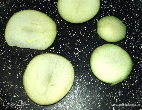 Яблоки припускаем на сковороде до мягкости. Редис режем кружочками.