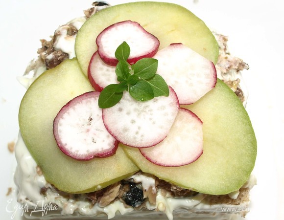 Украшаем смергасторте яблоками и редисом. Добавляем любую зелень по вкусу.