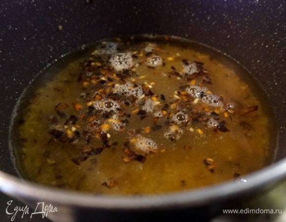 Залить булгур кипящей водой (2 стакана), только делайте это постепенно. Не стоит сразу вливать весь объем воды, так как начнется сильное бурление. Налейте немного воды, подождите, пока она разойдется по дну, и постепенно частями вливайте остаток. Посолите по вкусу. Убавить огонь до минимума. Накрыть крышкой. Готовить 20–25 минут. Готовый булгур должен впитать в себя всю воду, заметно увеличиться в объеме, сохранить рассыпчатость. После того как выключили огонь, дать настояться 5–10 минут.