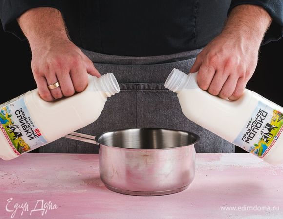 В кастрюле с толстым дном хорошо подогрейте вместе ПравильноеМолоко АИСФеР 3,2–4% и ПравильныеСливки АИСФеР 38%. Снимите с огня.