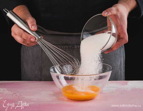 Яичные желтки взбейте с сахаром до образования светлой, похожей на крем массы.