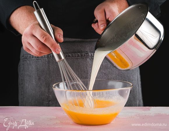 Постепенно добавьте ко взбитой массе горячее молоко со сливками, продолжая перемешивать.