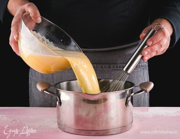 Перелейте все в кастрюлю, поставьте ее на маленький огонь. Варите массу, помешивая деревянной ложкой, 5 минут на слабом огне до загустения, после чего снимите кастрюлю с огня. Следите, чтобы не образовывались комочки.