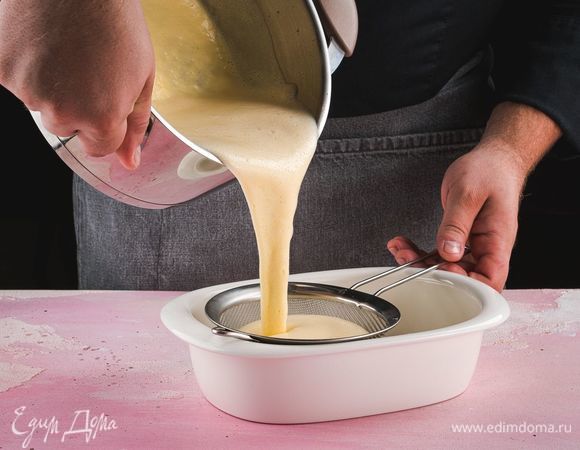 С помощью сита процедите массу, чтобы удалить возможные комочки. Перелейте в форму для замораживания, закройте крышкой и поставьте в холодильник на 1 час. Далее поставьте контейнер на 2 часа в морозилку. Достаньте, хорошо размешайте мороженое и снова поставьте в морозилку. Еще через 2 часа оно будет уже готово.