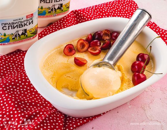 За 5–10 минут до подачи на стол достаньте мороженое из морозилки, сформируйте шарики с помощью специальной ложки и украсьте десерт по желанию. Приятного аппетита!