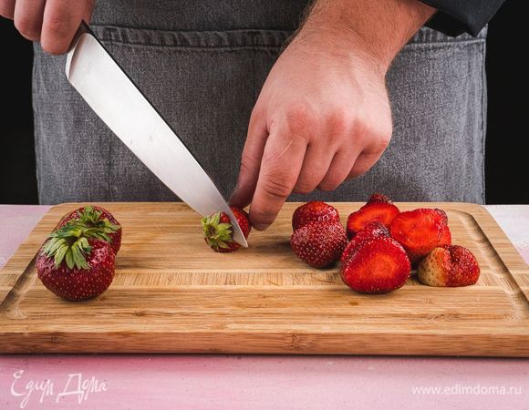 Спелую клубнику промойте, удалите плодоножки, обсушите ягоду.