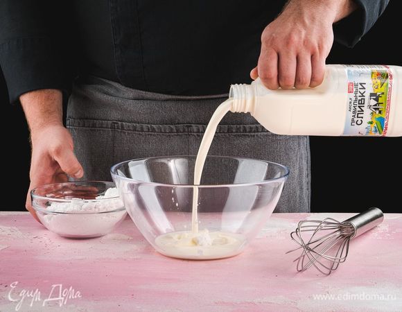 ПравильныеСливки АИСФеР 38% (половину объема) смешайте с половиной сахарной пудры и взбейте, пока масса не загустеет. Важно не перевзбить ПравильныеСливки, чтобы они не расслоились на пахту и масло.